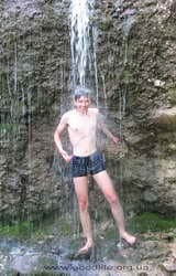 купание в водопаде