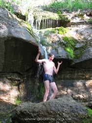 купание в водопаде