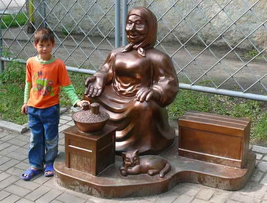 памятник бабушке, продающей семечки