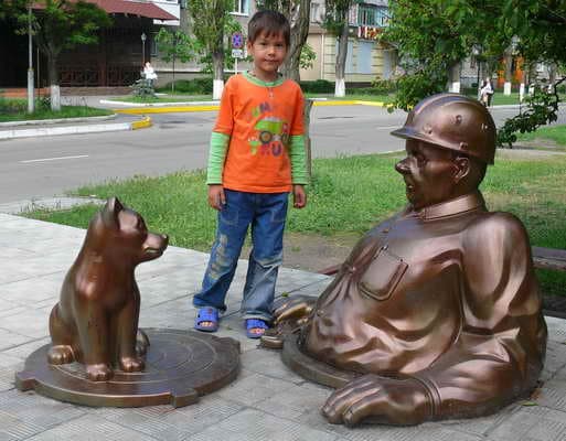 памятник слесарю