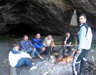 стоянка в пещере-гроте